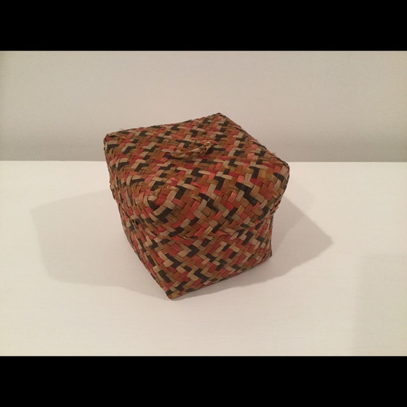 Lidded Basket for Jewelry or Makeup Storage - Picture 2 of 8